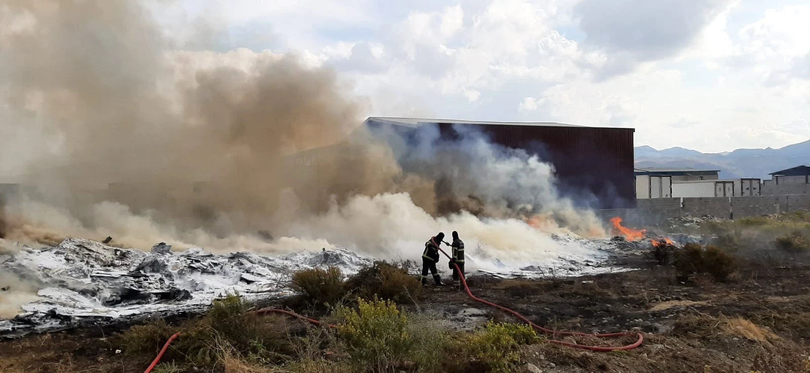 Kimyasal madde dolu dorseler alev alev yandı