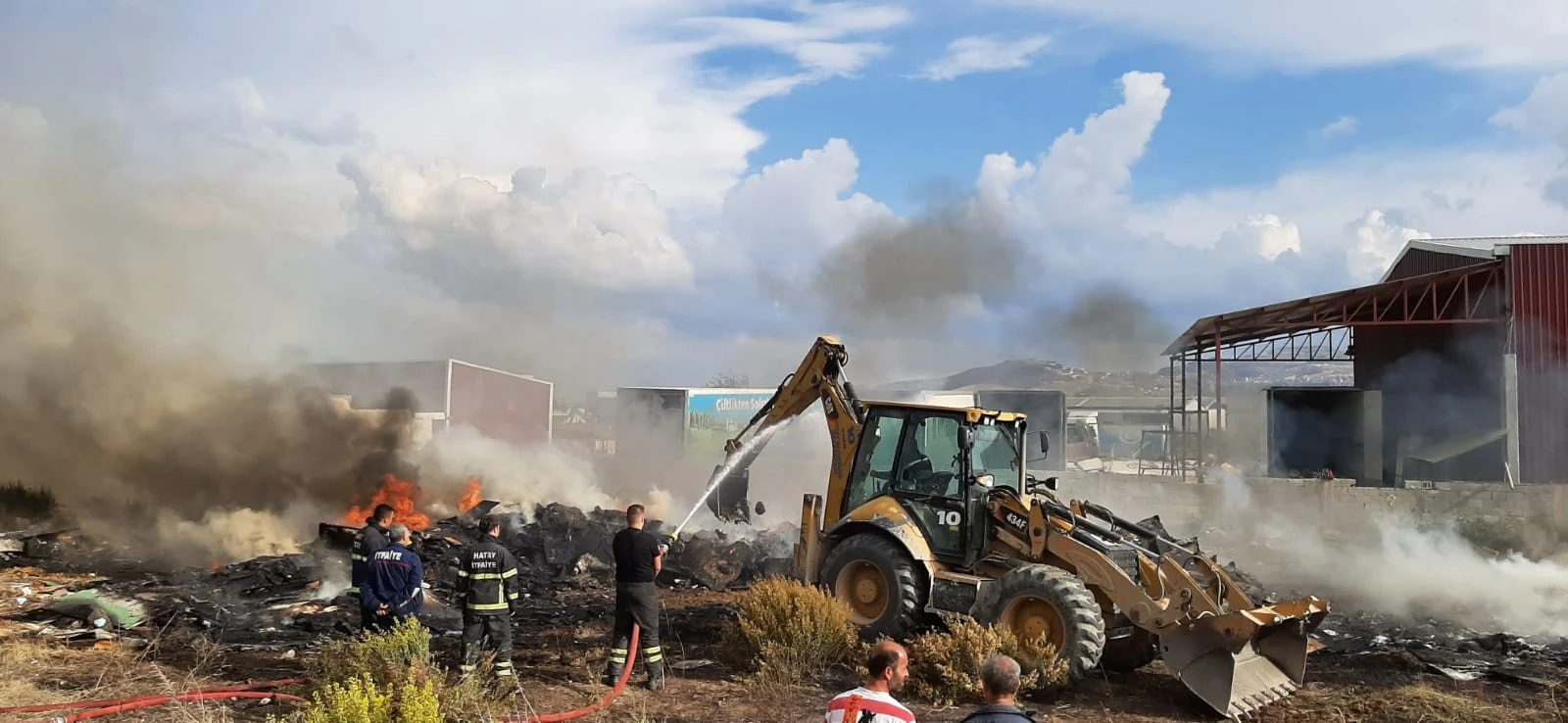 Kimyasal madde dolu dorseler alev alev yandı