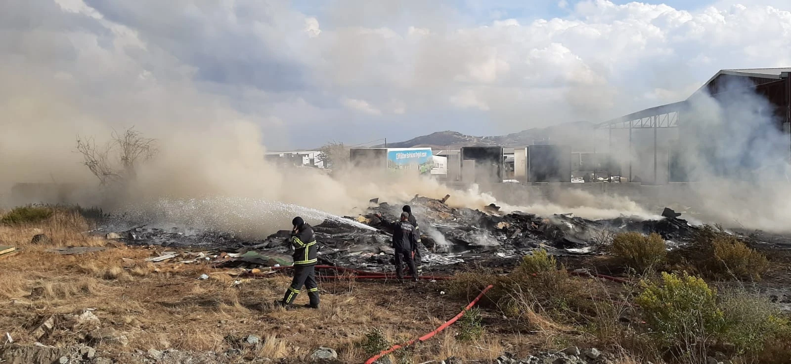 Kimyasal madde dolu dorseler alev alev yandı