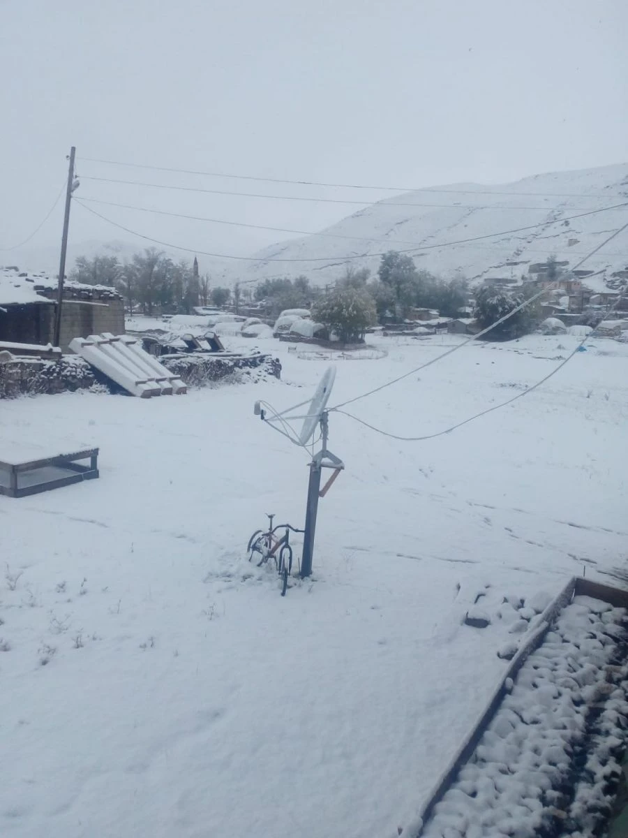 Karla kaplı köy yolu