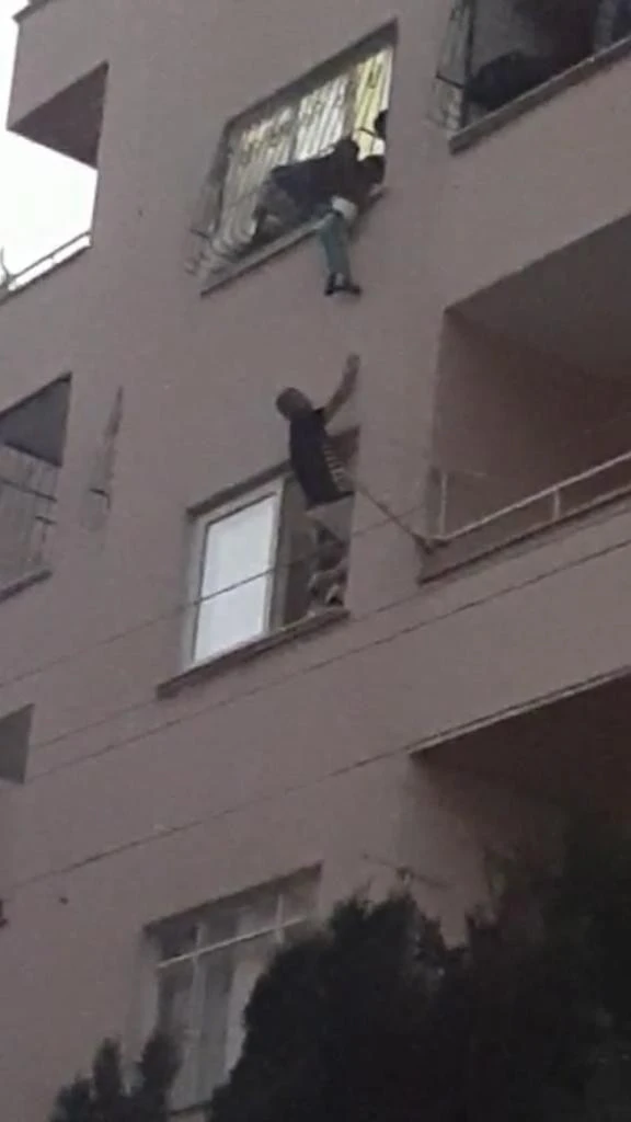 Pencerede asılı kalan çocuk ölümden döndü