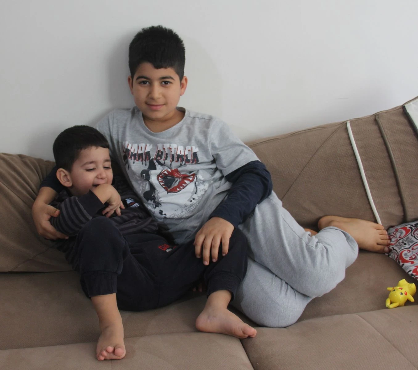 Pencerede asılı kalan çocuk ölümden döndü