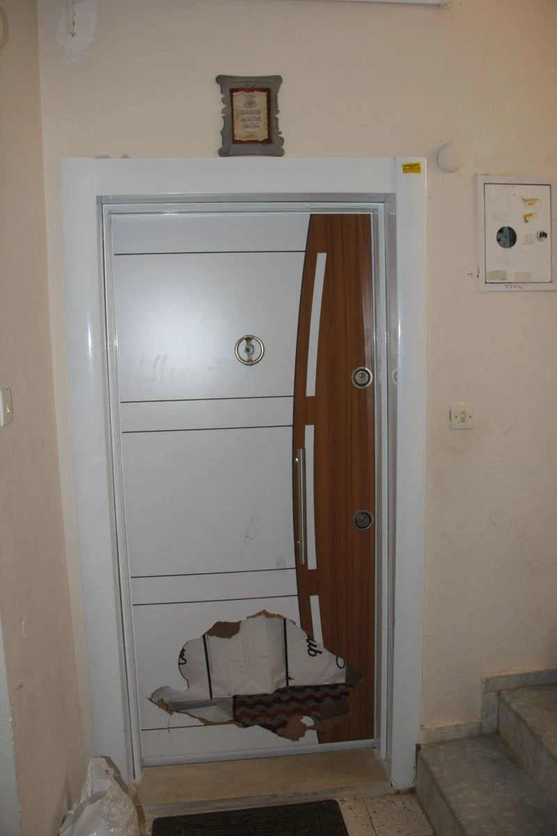 Pencerede asılı kalan çocuk ölümden döndü