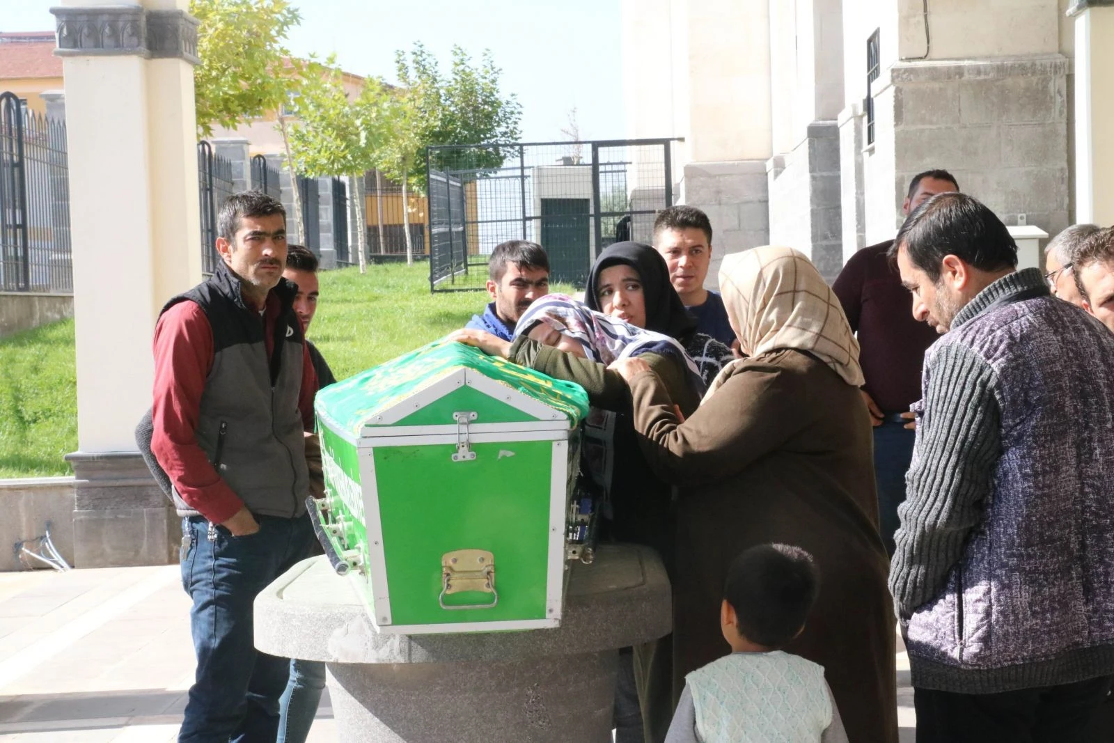 Sıkıştığı dev mikserde feci şekilde ölmüştü! Küçük kardeşi yürekleri dağladı