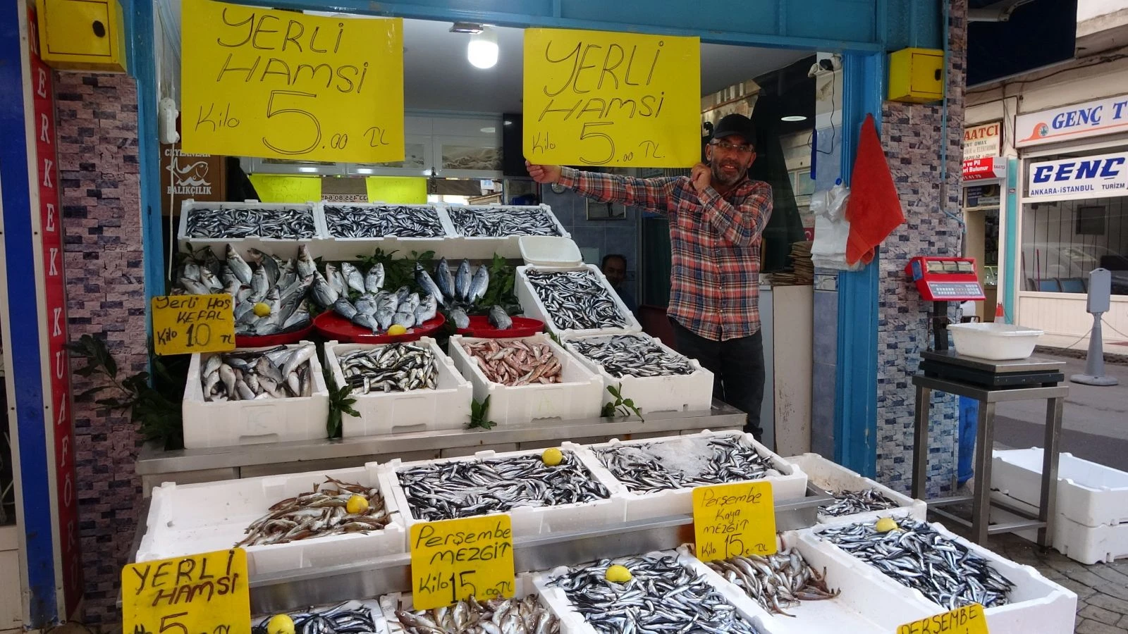 Fiyatı gören vatandaşlar balıkçılara akın etti