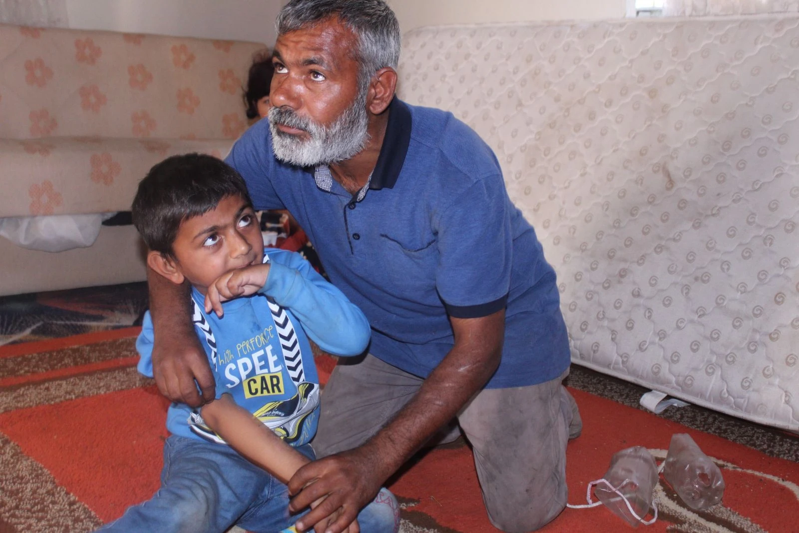 Minik Yusuf'un dramı: Ailesi ellerini plastik şişeye bağlıyor