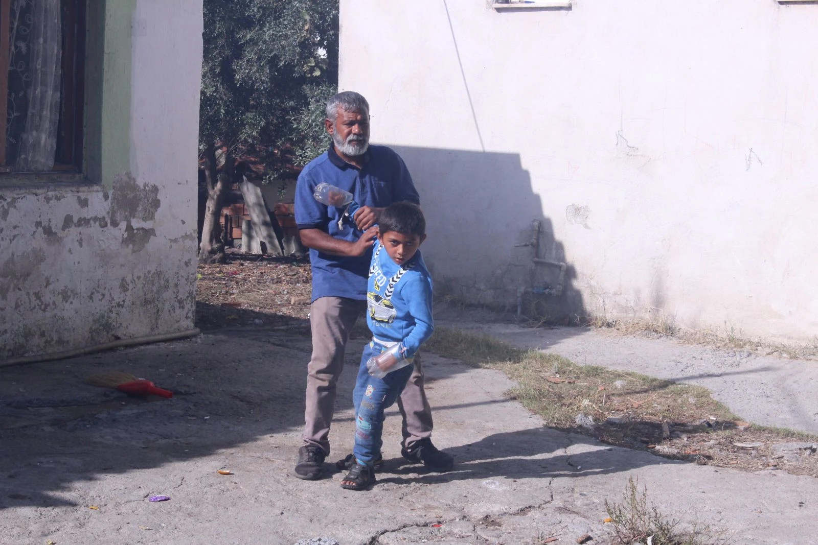 Minik Yusuf'un dramı: Ailesi ellerini plastik şişeye bağlıyor