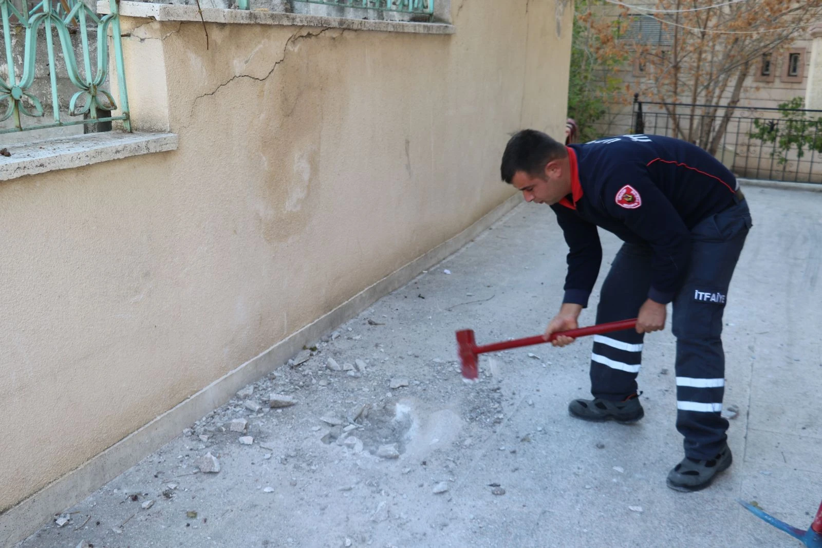 Yavrusunun kurtarılmasını otomobilin altından izledi