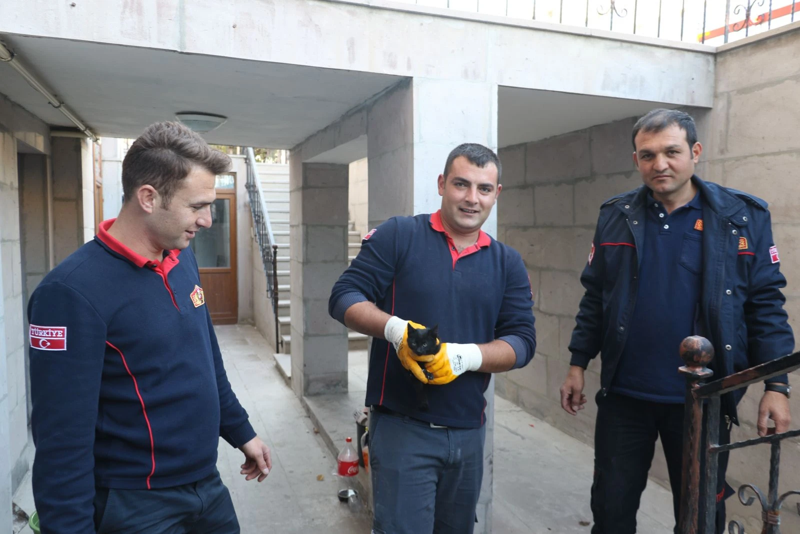 Yavrusunun kurtarılmasını otomobilin altından izledi