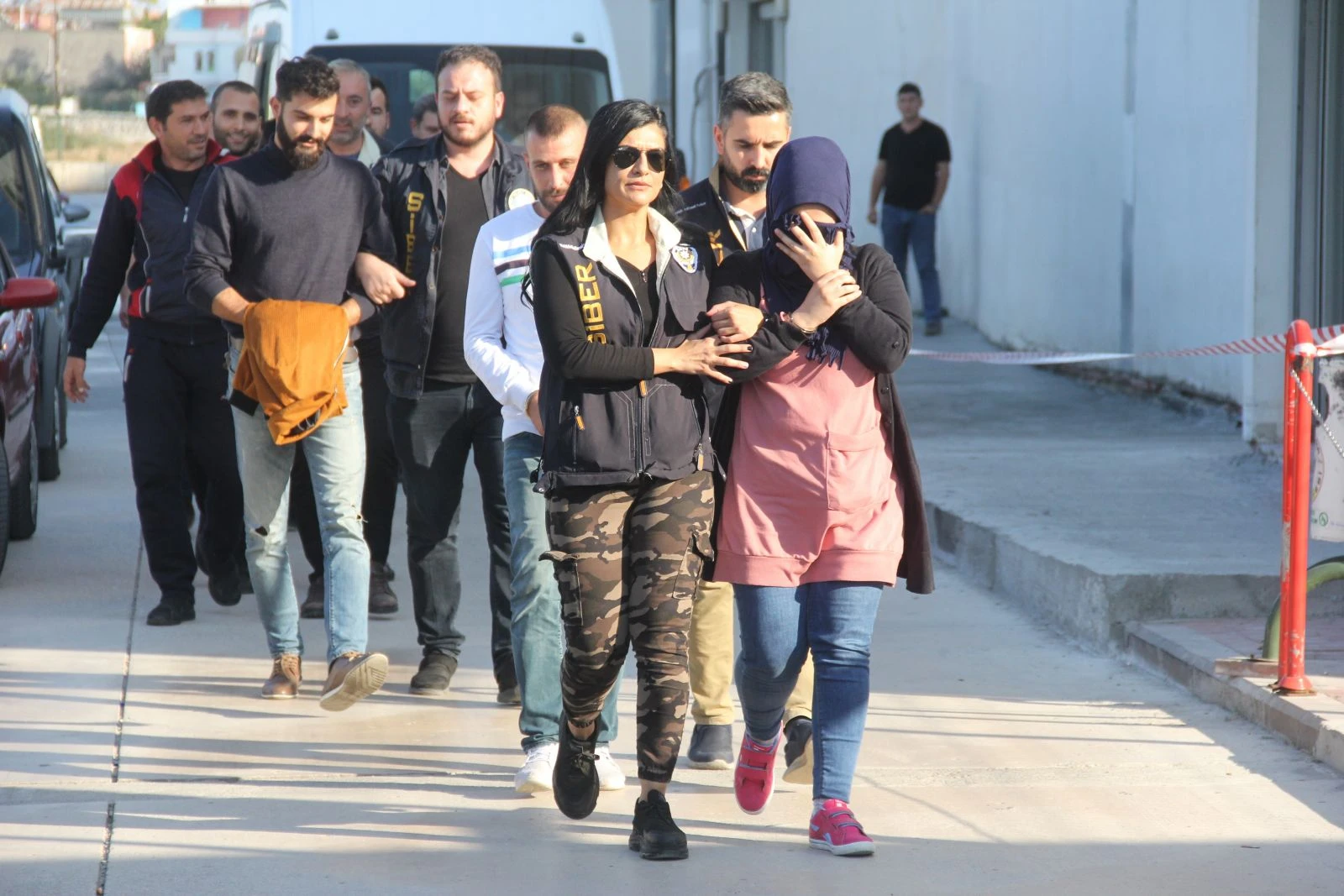 Peruklu bahis şebekesi çökertildi