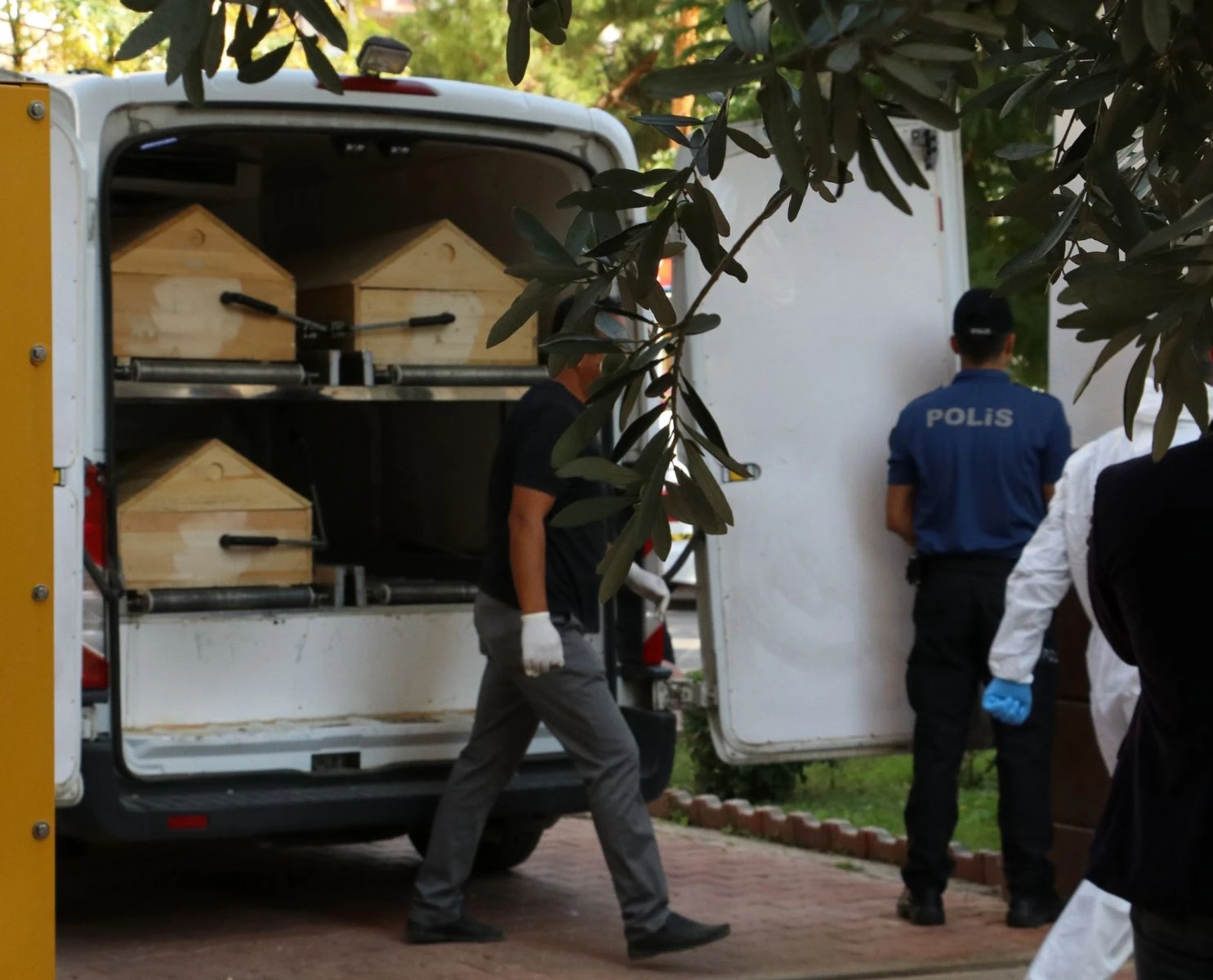 Evlerinde ölü bulunan 4 kişinin cenazesi alındı