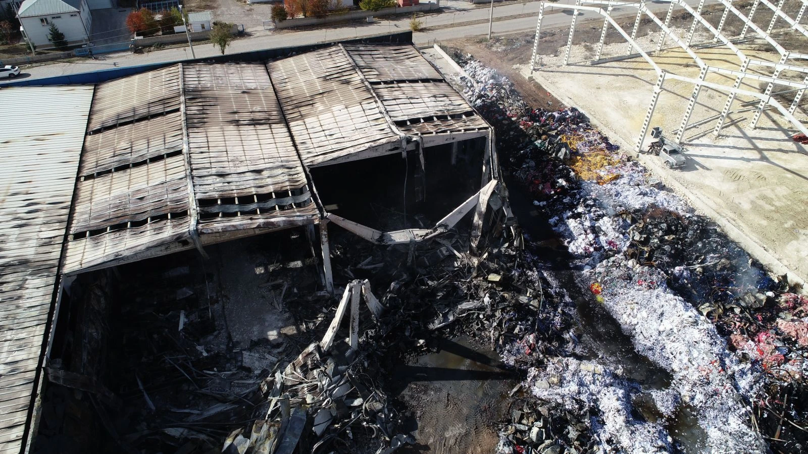 Küle dönen fabrikada büyük zarar