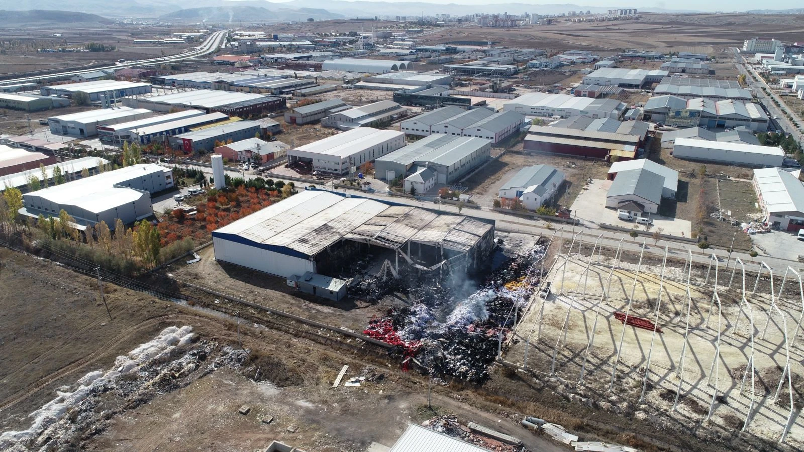 Küle dönen fabrikada büyük zarar