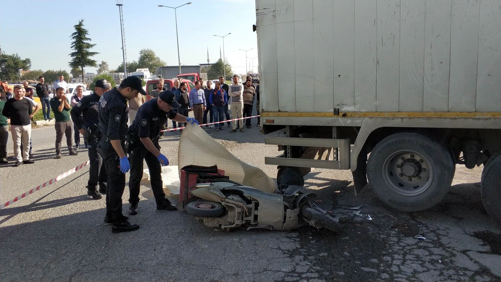 Feci kaza kamerada! Ters yolda giden kamyon kuryeyi ezdi