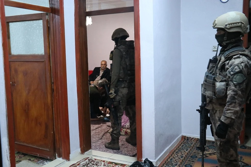 HDP’ye şafak vakti dev operasyon