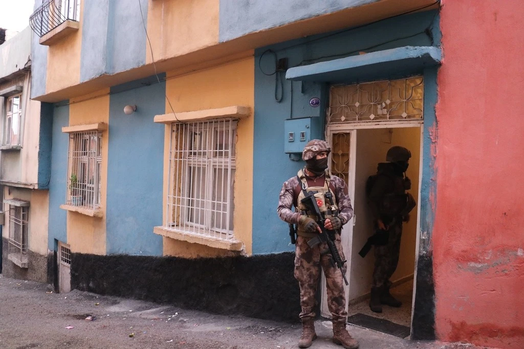 HDP’ye şafak vakti dev operasyon