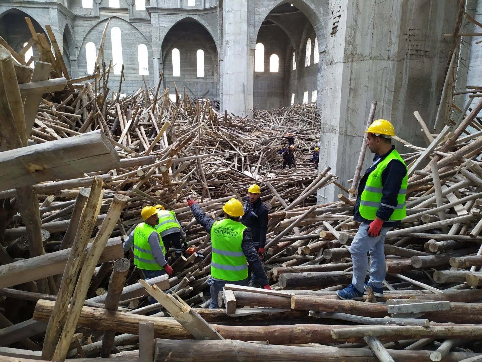 Göçük başında endişeli bekleyiş sürüyor