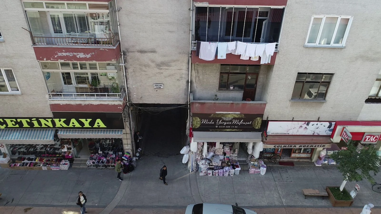 Apartmanın altından yol geçiyor