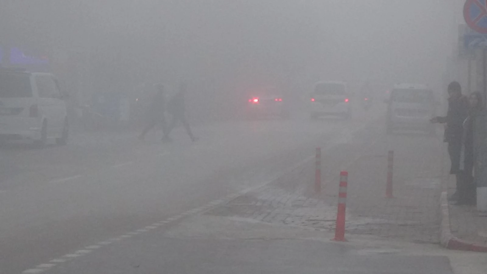 İlçede sis yüzünden göz gözü görmüyor