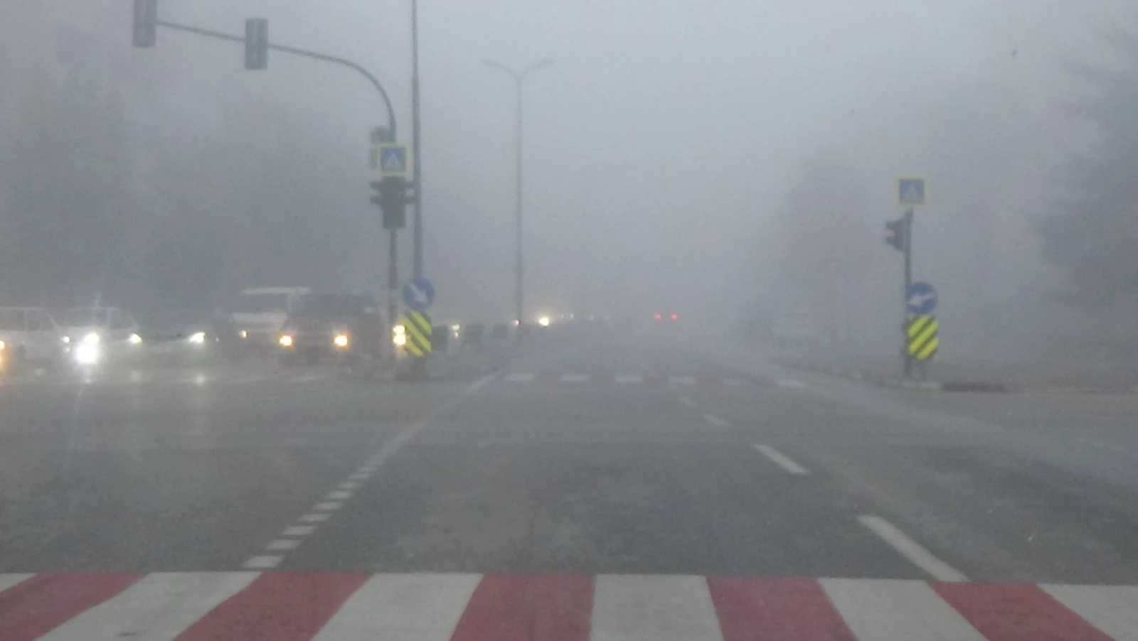 İlçede sis yüzünden göz gözü görmüyor