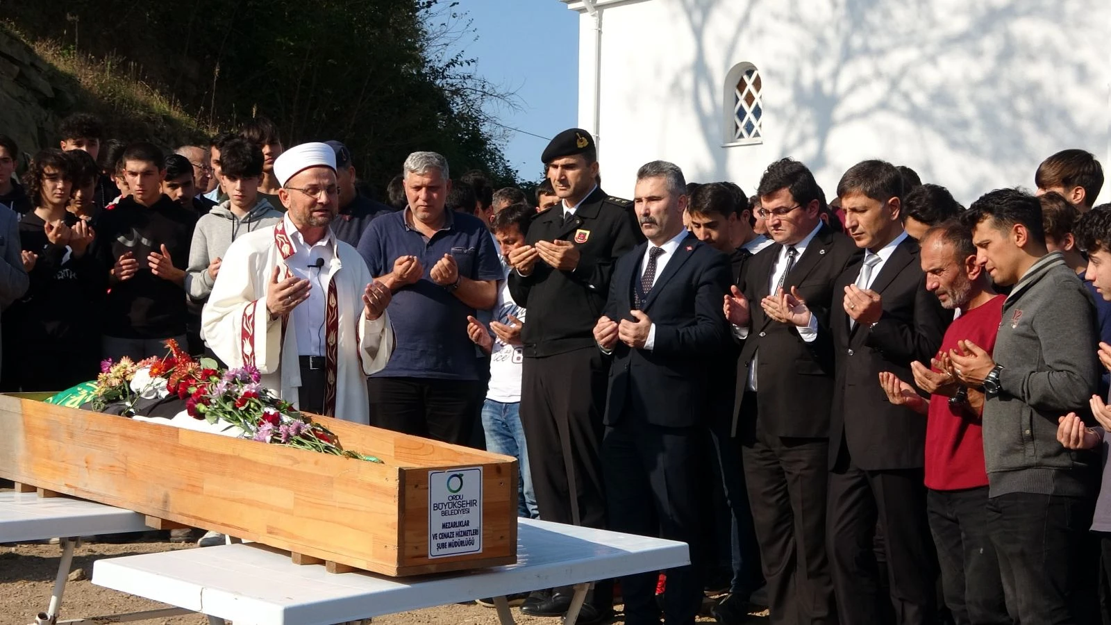 ‘Mavi Balina’ yüzünden intihar ettiği düşünülen liseli toprağa verildi