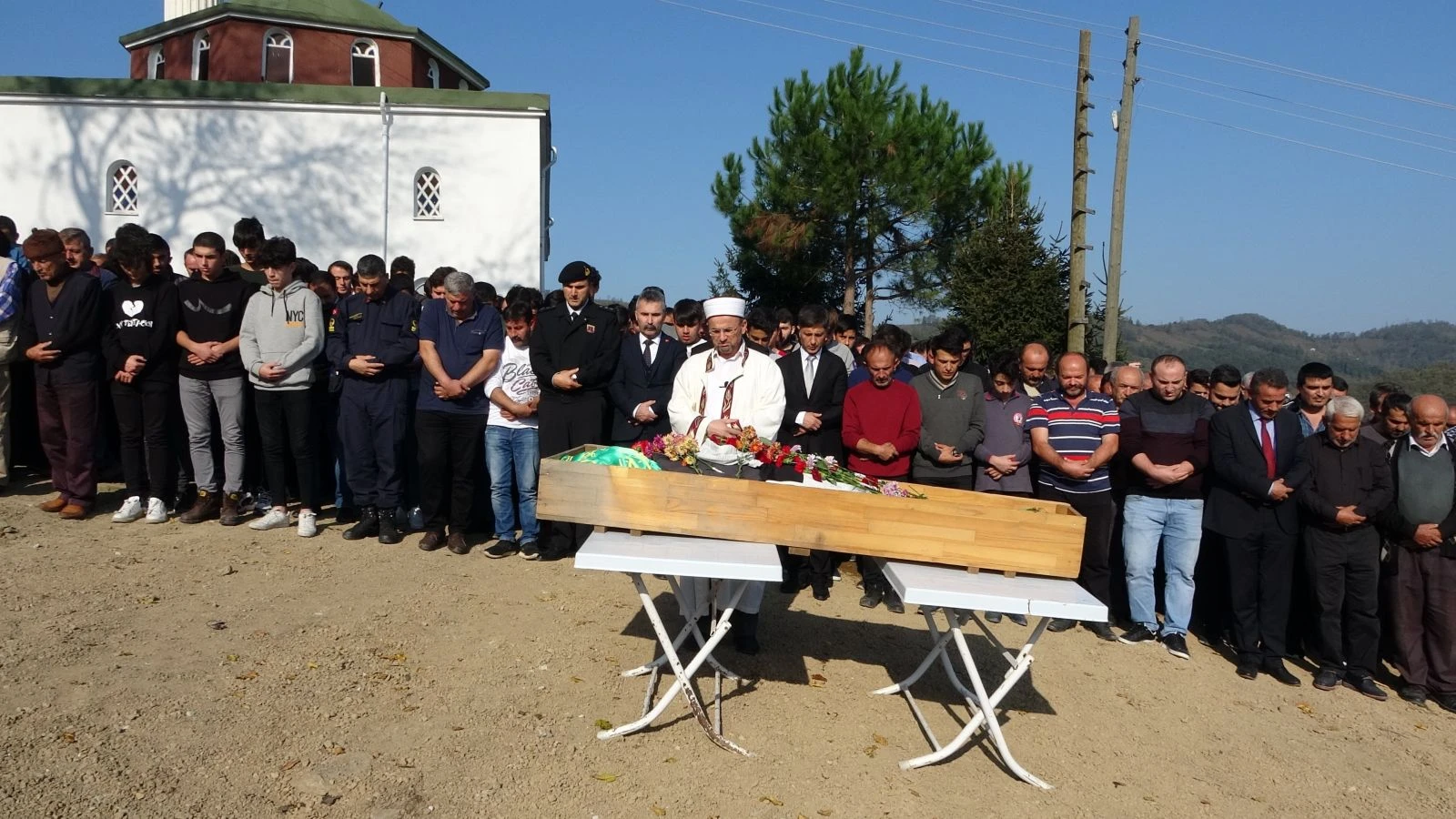 ‘Mavi Balina’ yüzünden intihar ettiği düşünülen liseli toprağa verildi