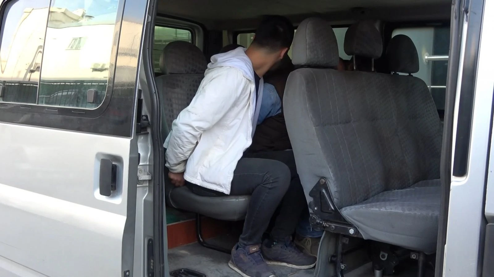 Otomobilde inceleme yapan ekipler şaşkına döndü