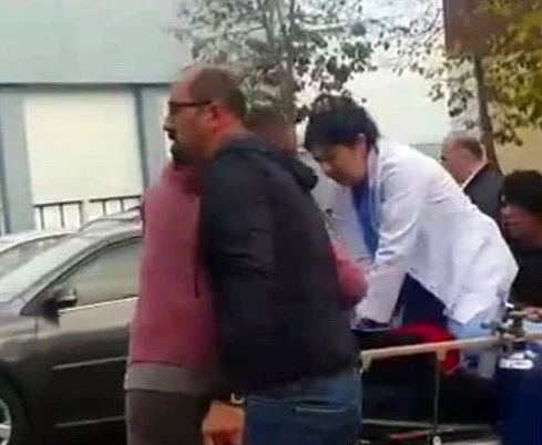 Kalp krizi geçiren şahsa doktordan sedye üstünde kalp masajı