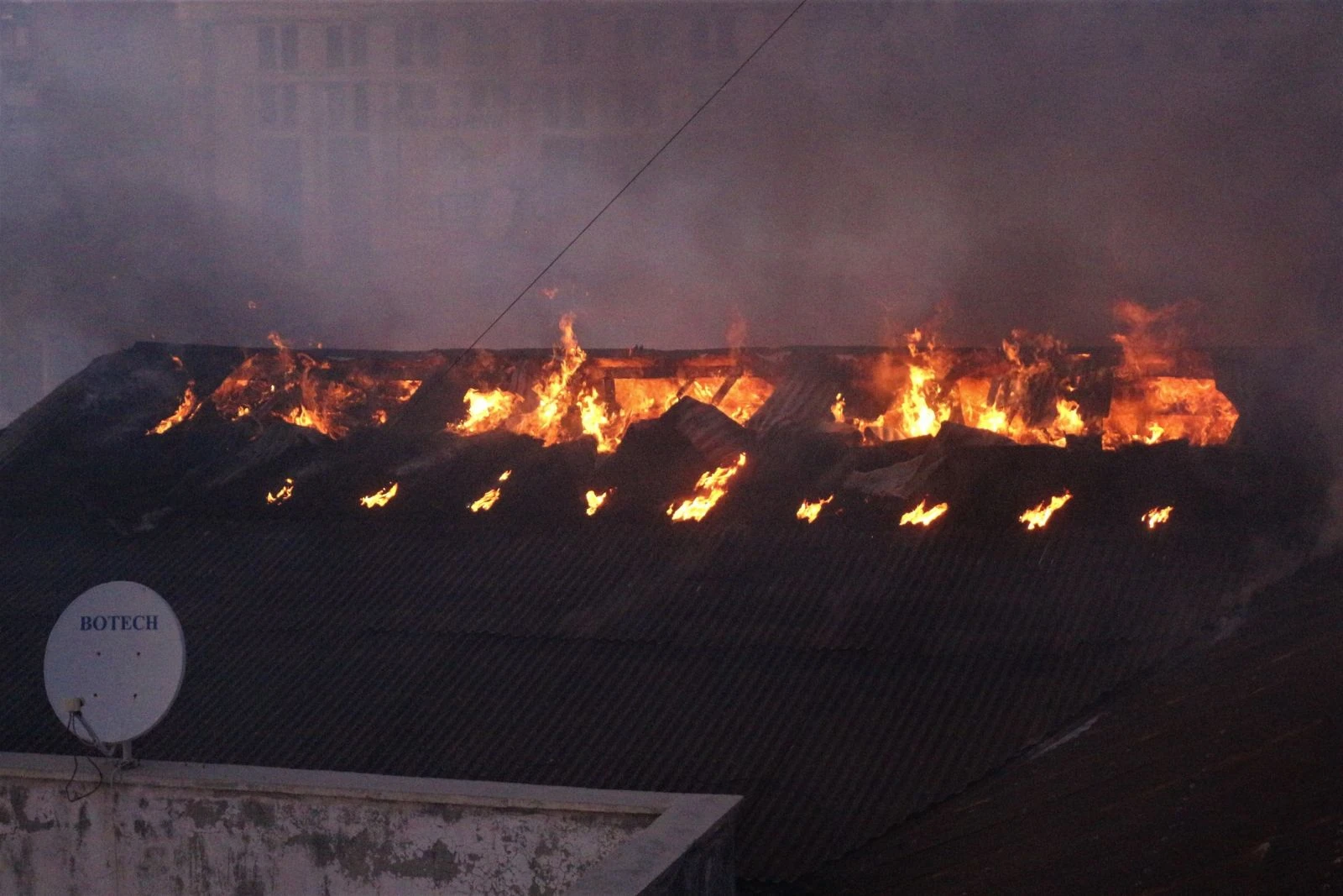 İş merkezinin çatısı alev alev yandı