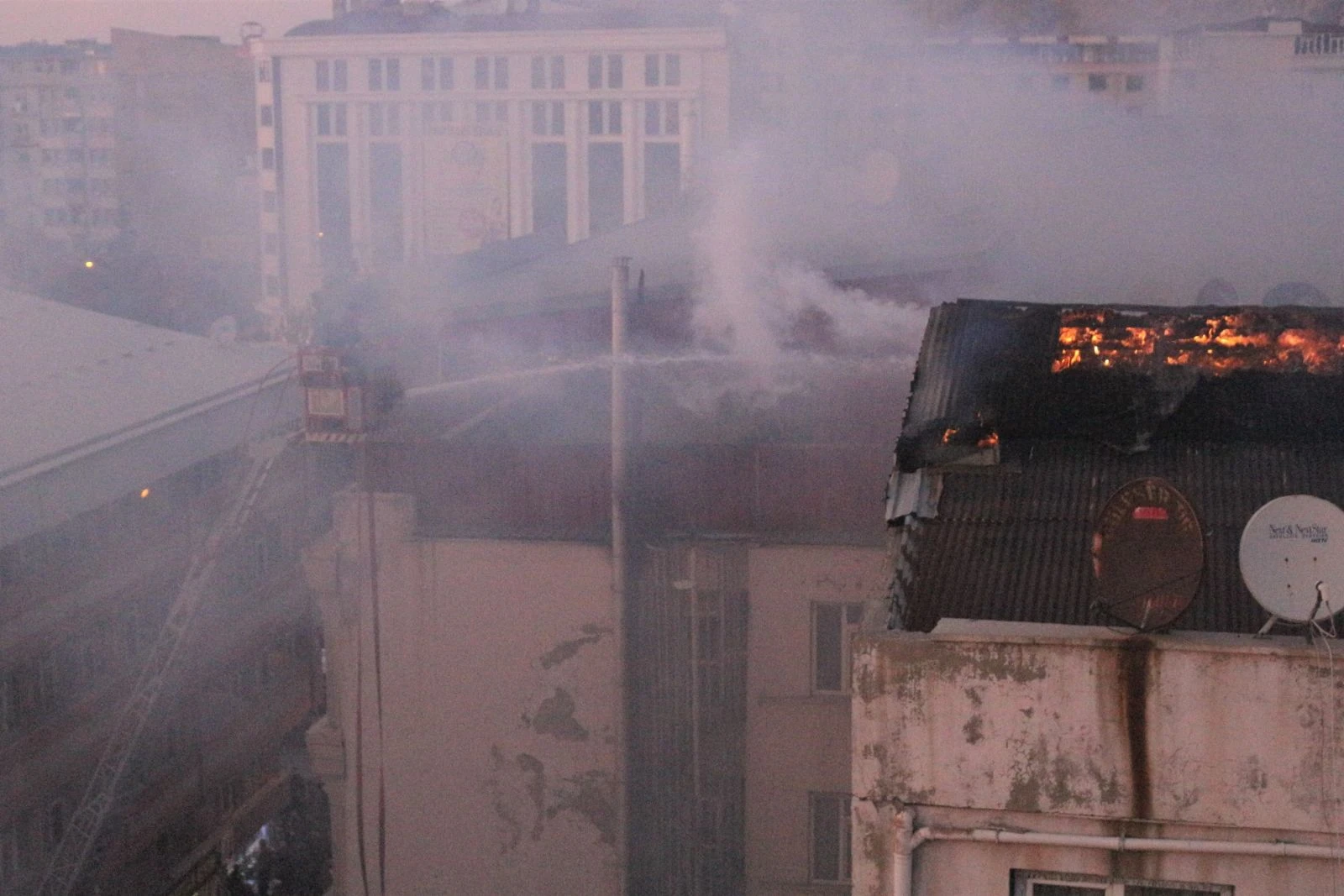 İş merkezinin çatısı alev alev yandı