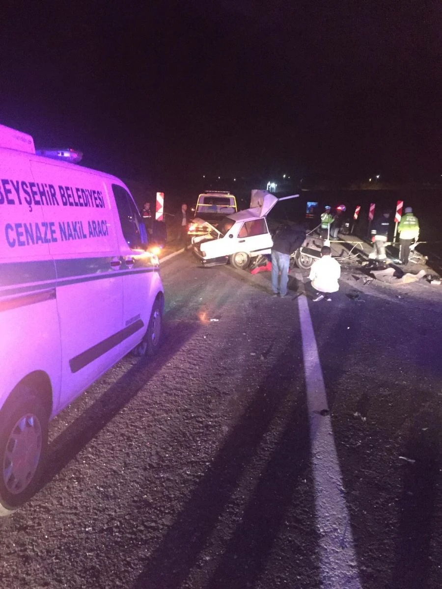 Hafif ticari araç otomobille çarpıştı: 1 ölü, 2 yaralı