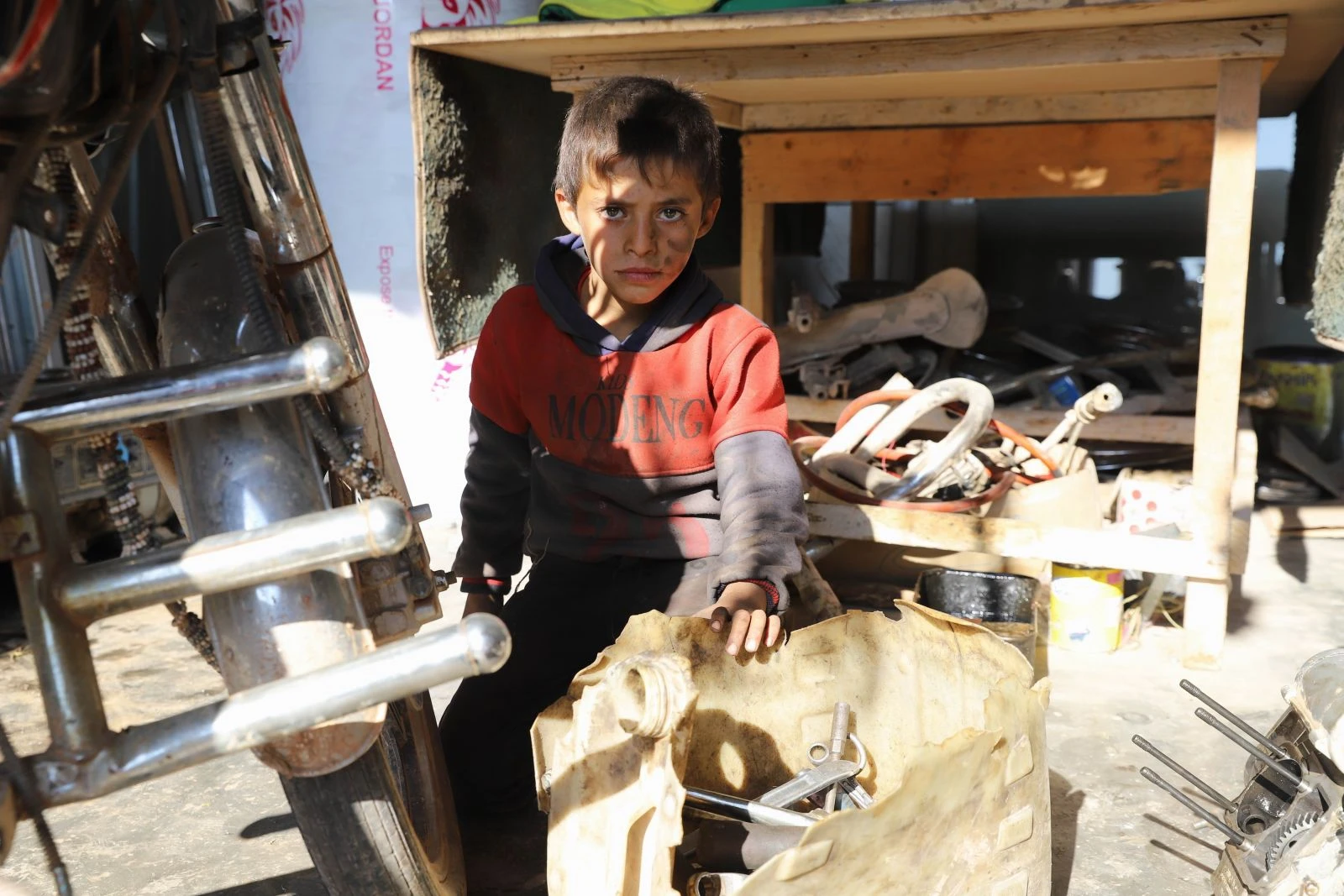 Suriyeli çocuklara anlamlı günde anlamlı sürpriz