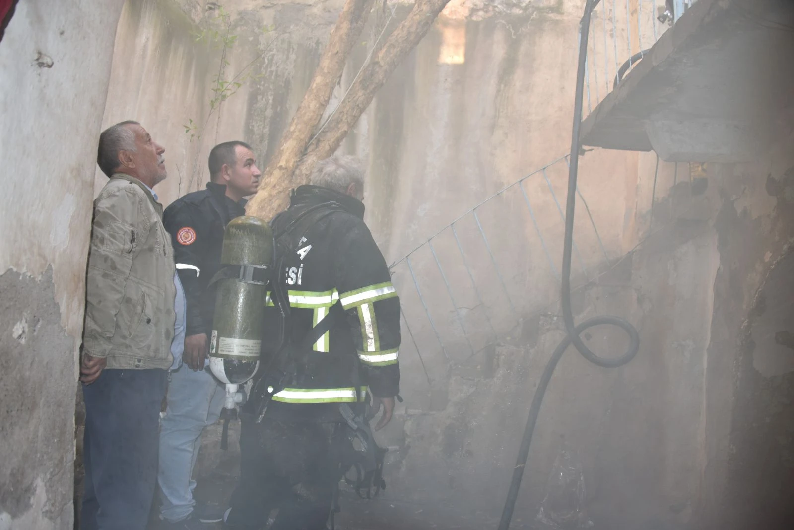 Yaşlı adam küle dönen evinin kundaklandığını öne sürdü