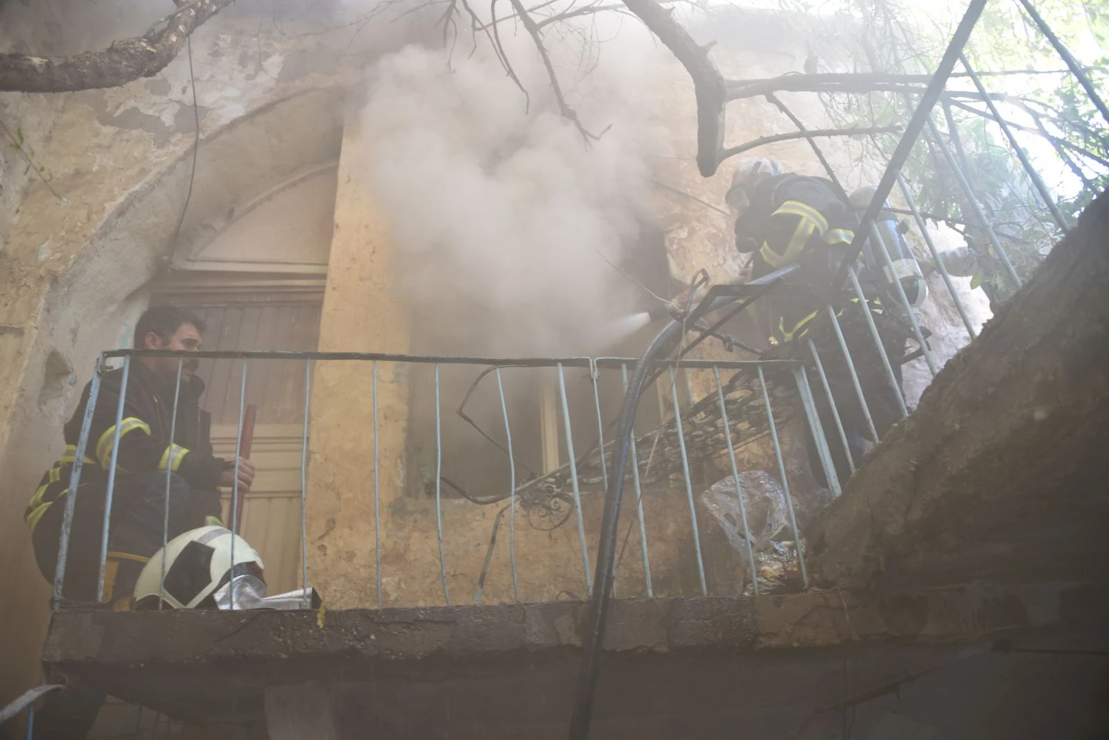 Yaşlı adam küle dönen evinin kundaklandığını öne sürdü