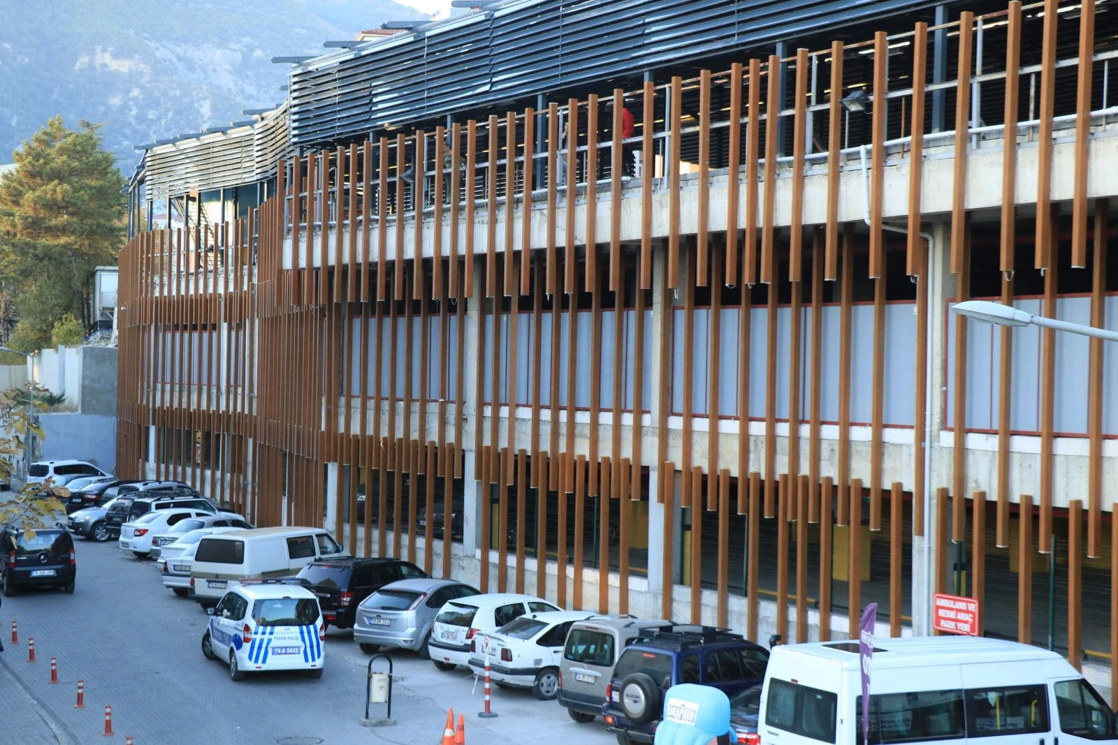 7 metreden arabanın üzerine atladı