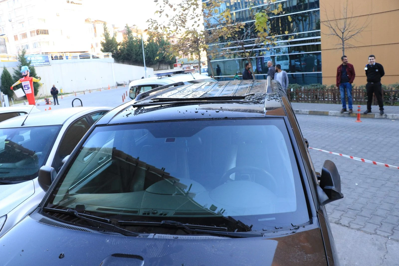 7 metreden arabanın üzerine atladı