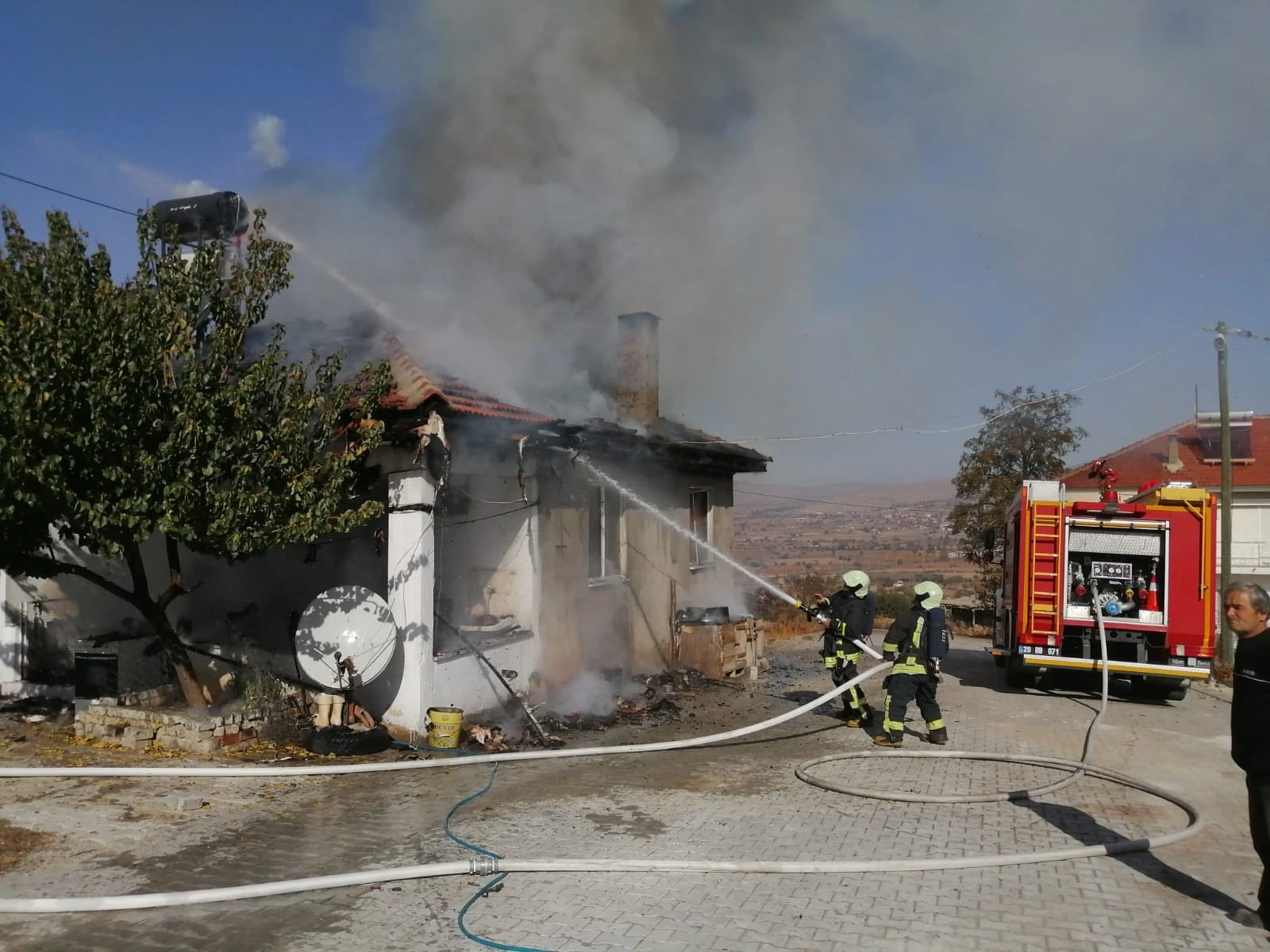 Genç kadın alevlerin arasında kaldı