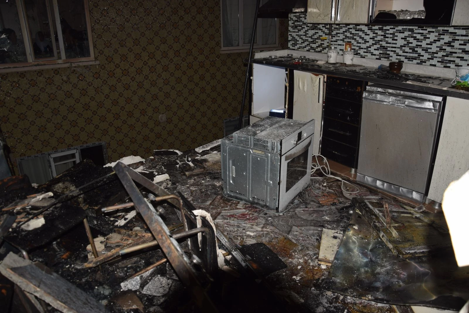 Kontrol için çakmak çakan usta ortalığı savaş alanına çevirdi