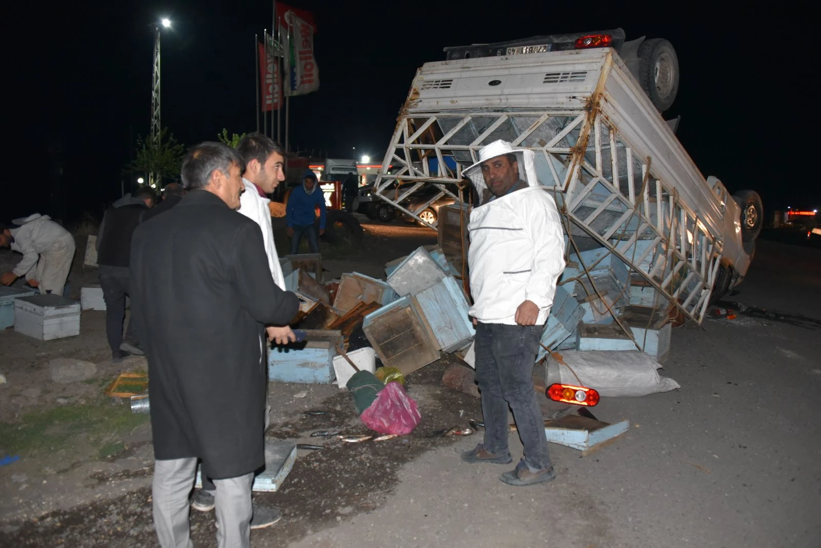 Kamyonet kaza yaptı, arıcılar seferber oldu