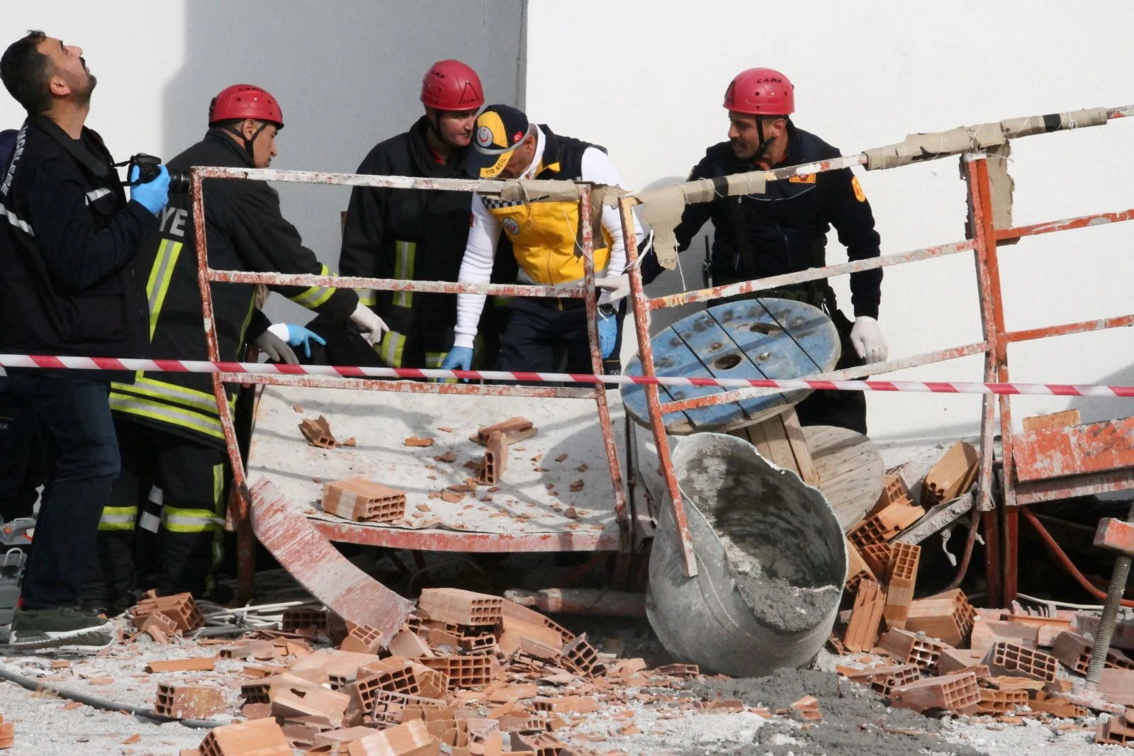 İnşaat asansörü düştü! Ölen işçinin babası gözyaşlarına boğuldu