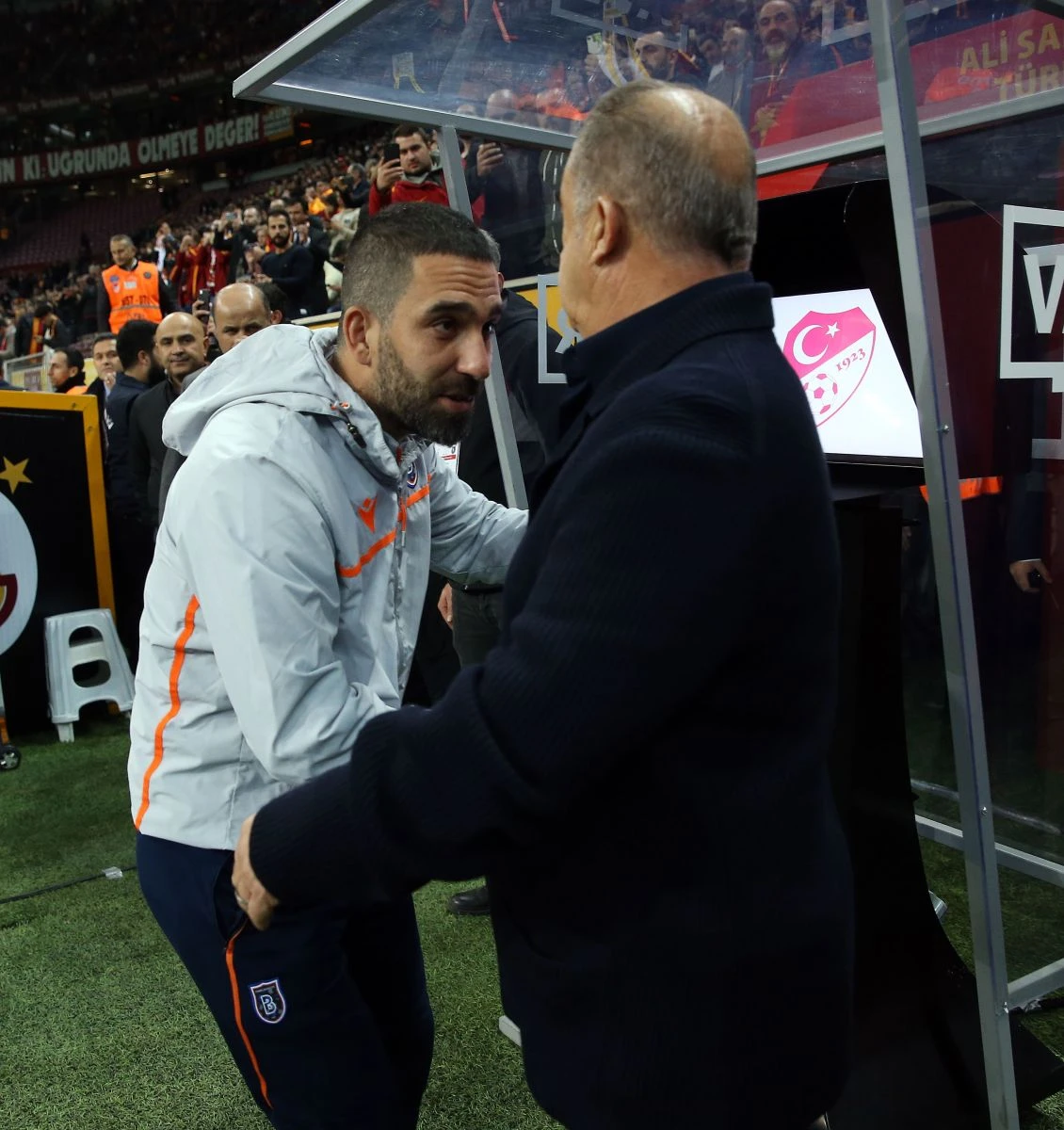 Galatasaray-Başakşehir maçında çok konuşulan anlar!