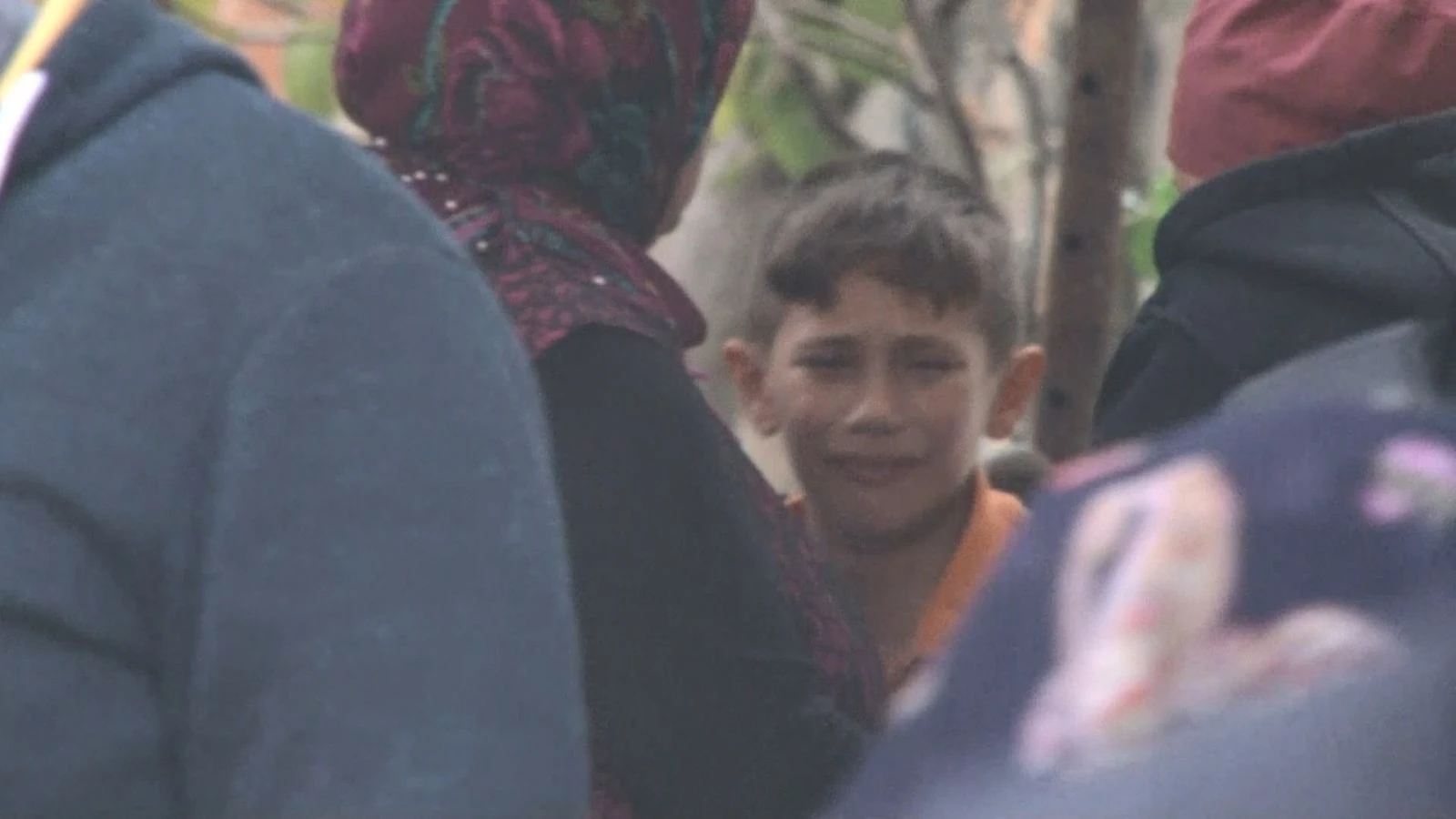 Yanan evlerini gözyaşlarıyla izledi