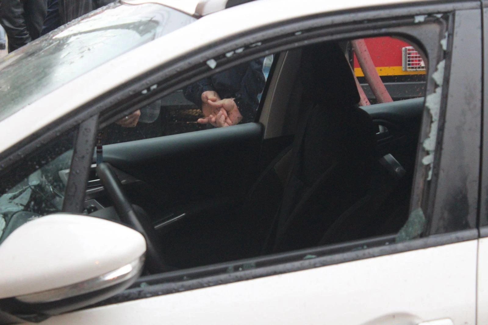 Yanan evlerini gözyaşlarıyla izledi