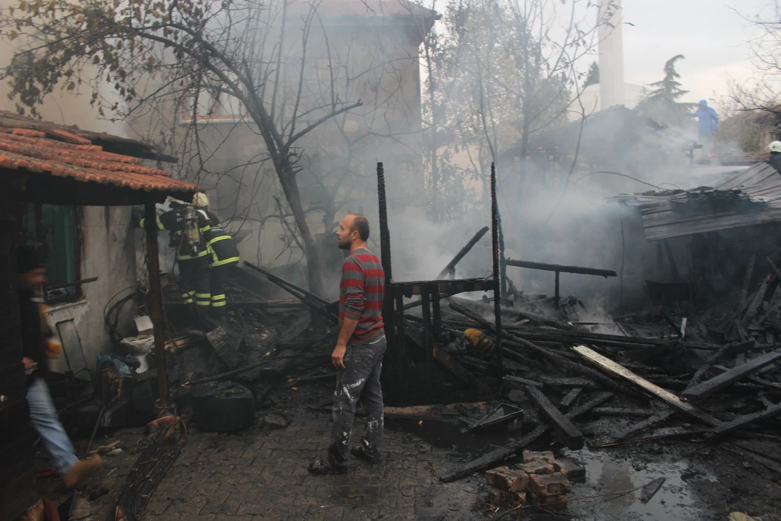 Yanan evlerini gözyaşlarıyla izledi
