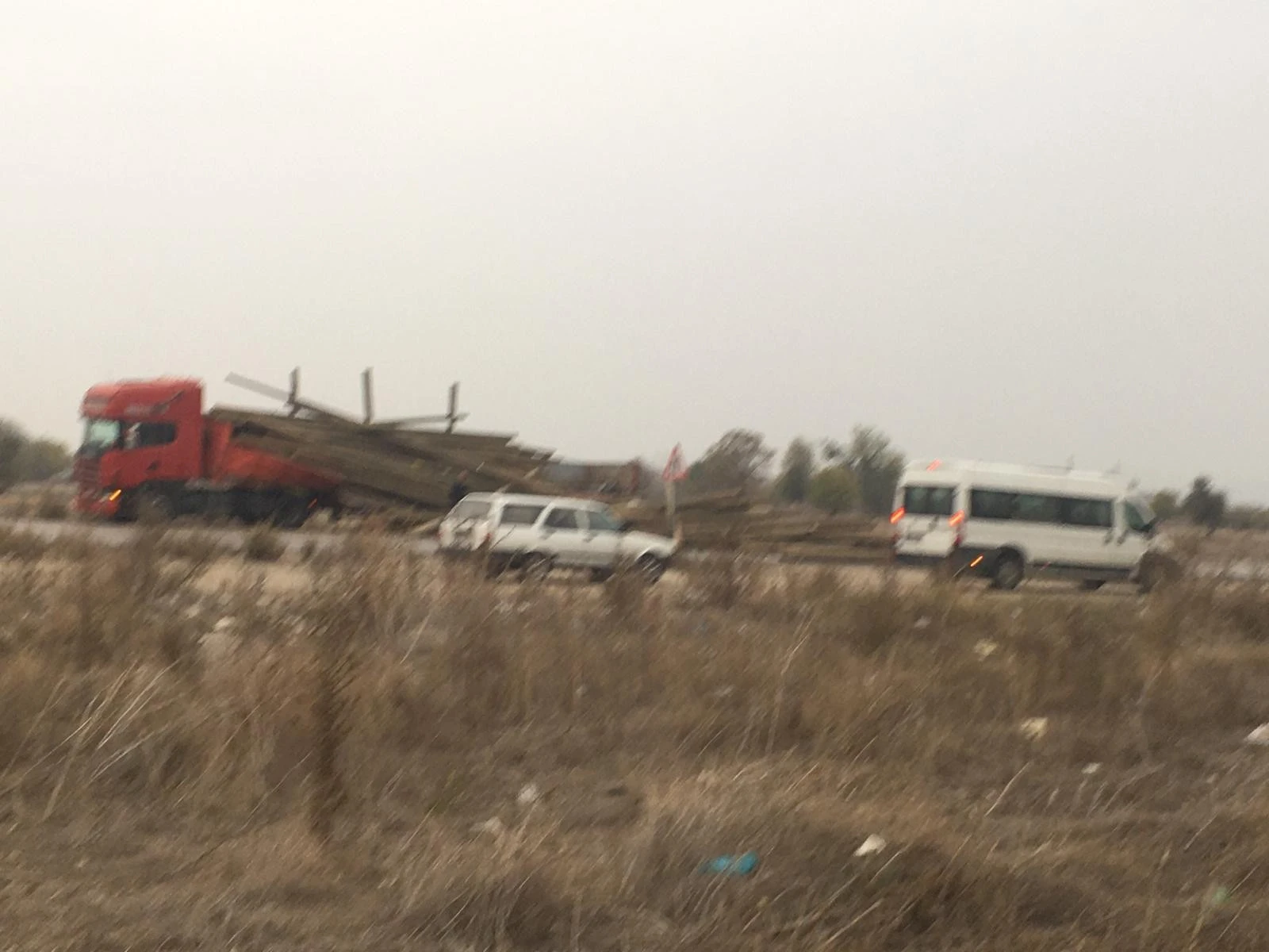 Denizli'de tırdan yola savrulan tomruklar