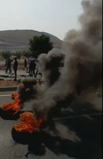 Öğrenciler lastik yakıp yol kapattı