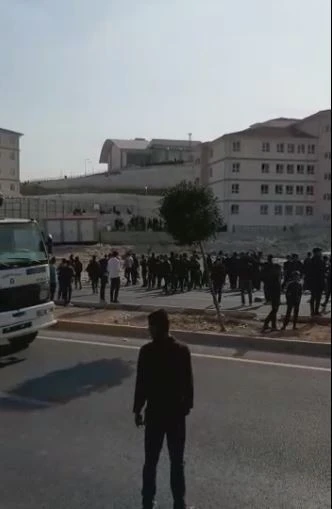 Öğrenciler lastik yakıp yol kapattı