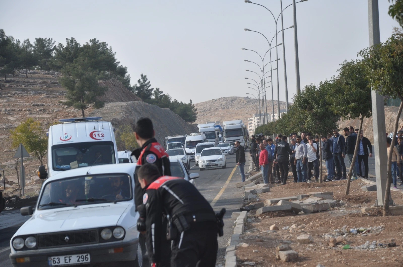 Öğrenciler lastik yakıp yol kapattı