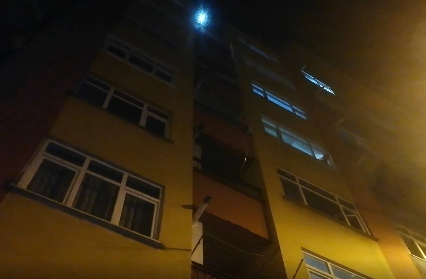 İki çocuğu da camdan düşerek ölen anne tutuklandı