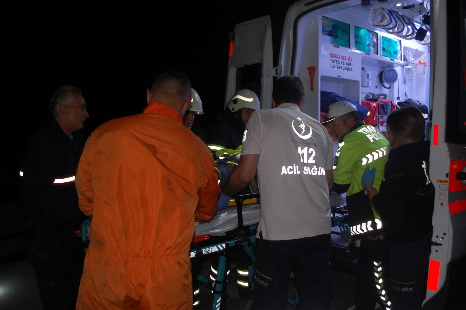 Kazaya müdahale eden polise otomobil çarptı